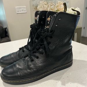 Dr. Martens Stratford 9 Eye Black Leather
Boots Floral Lining Shoes Size 10